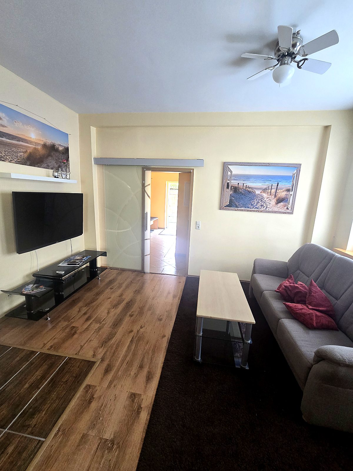 Wohnbereich mit Flachbild-TV und Deckenventilator