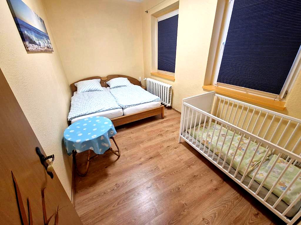 Kinderzimmer mit Doppelbett und Gitterbett für die Kleinsten