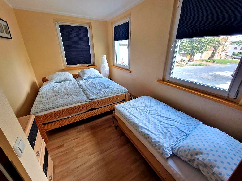 Schlafzimmer mit Doppelbett und zusätzlichem Einzelbett